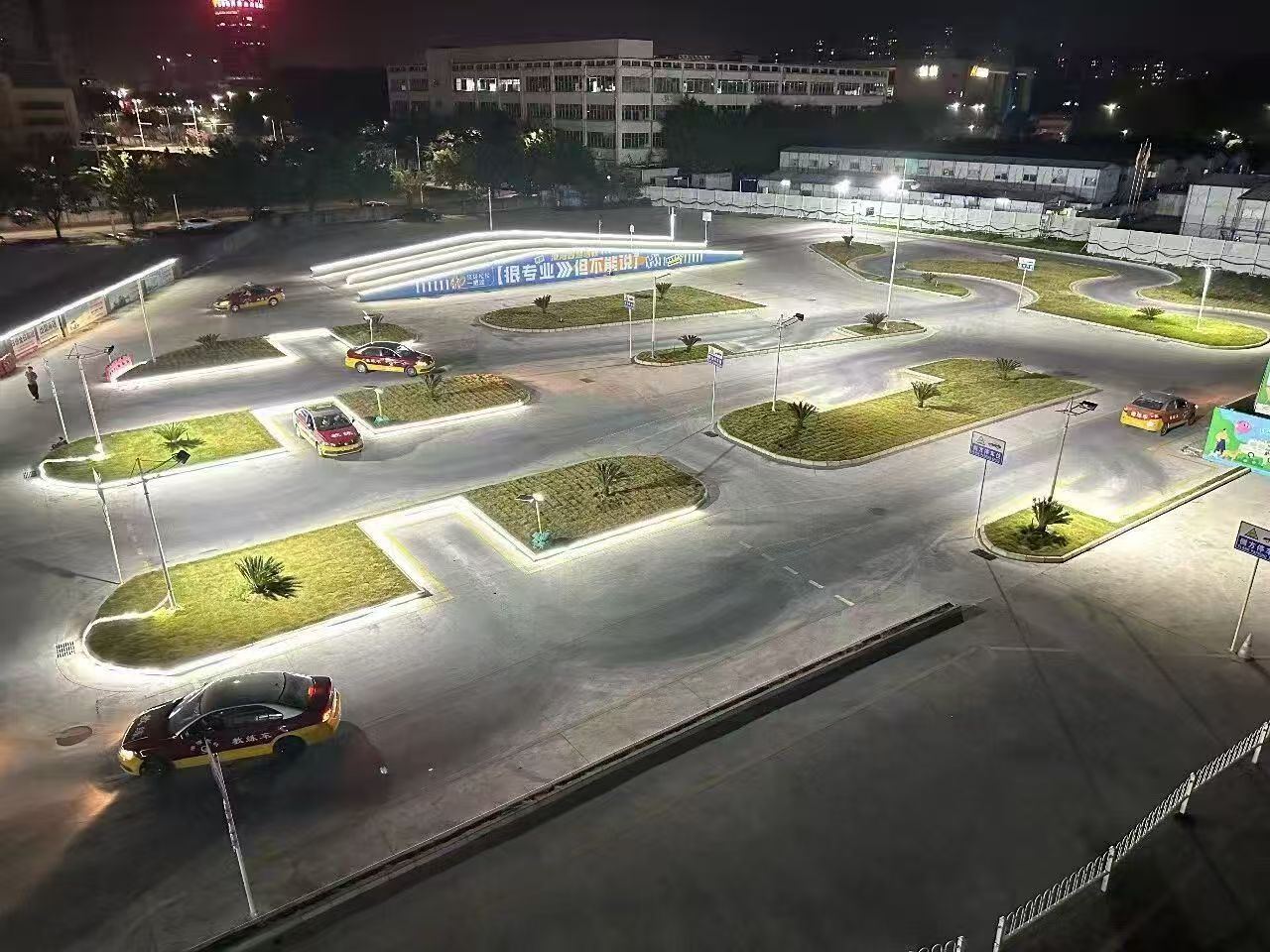 港湾驾校训练场夜景